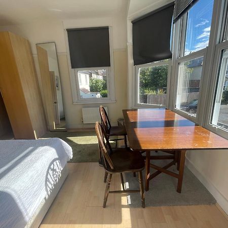 Room With Private Bathroom And Shared Kitchen Лондон Екстериор снимка