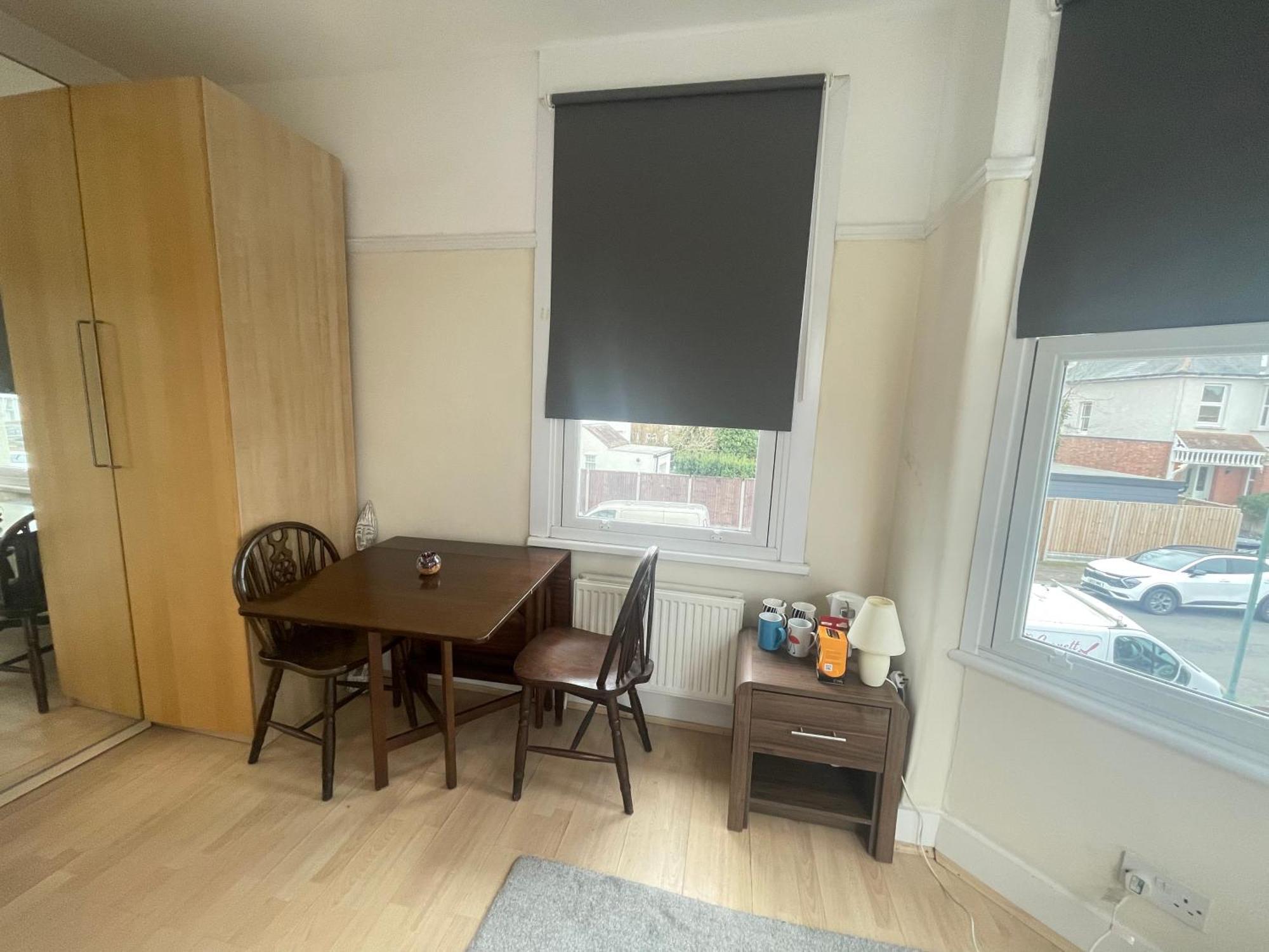 Room With Private Bathroom And Shared Kitchen Лондон Екстериор снимка