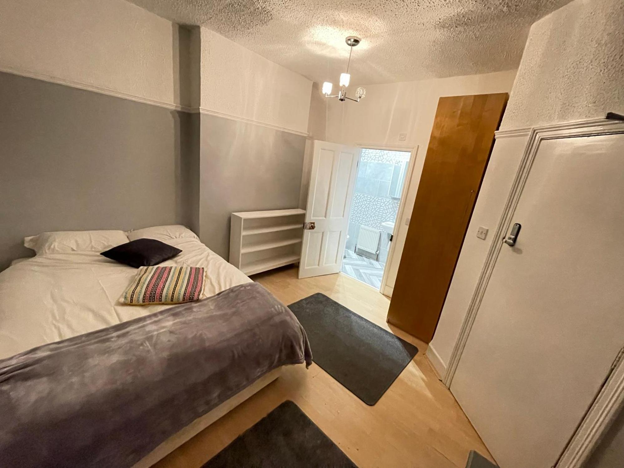 Room With Private Bathroom And Shared Kitchen Лондон Екстериор снимка