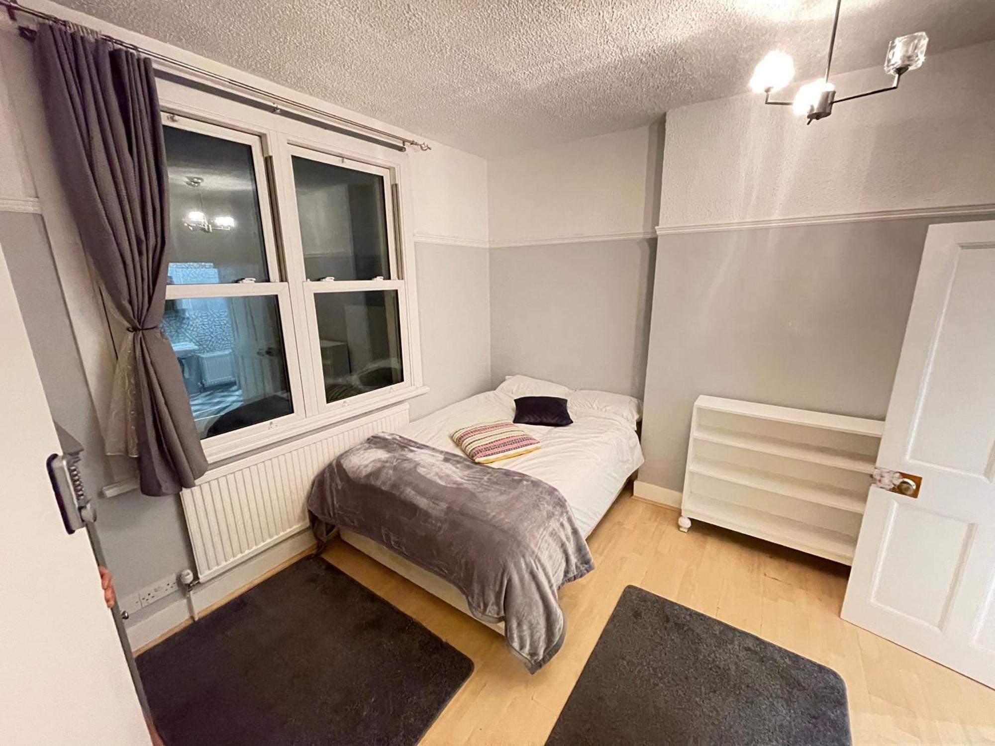 Room With Private Bathroom And Shared Kitchen Лондон Екстериор снимка