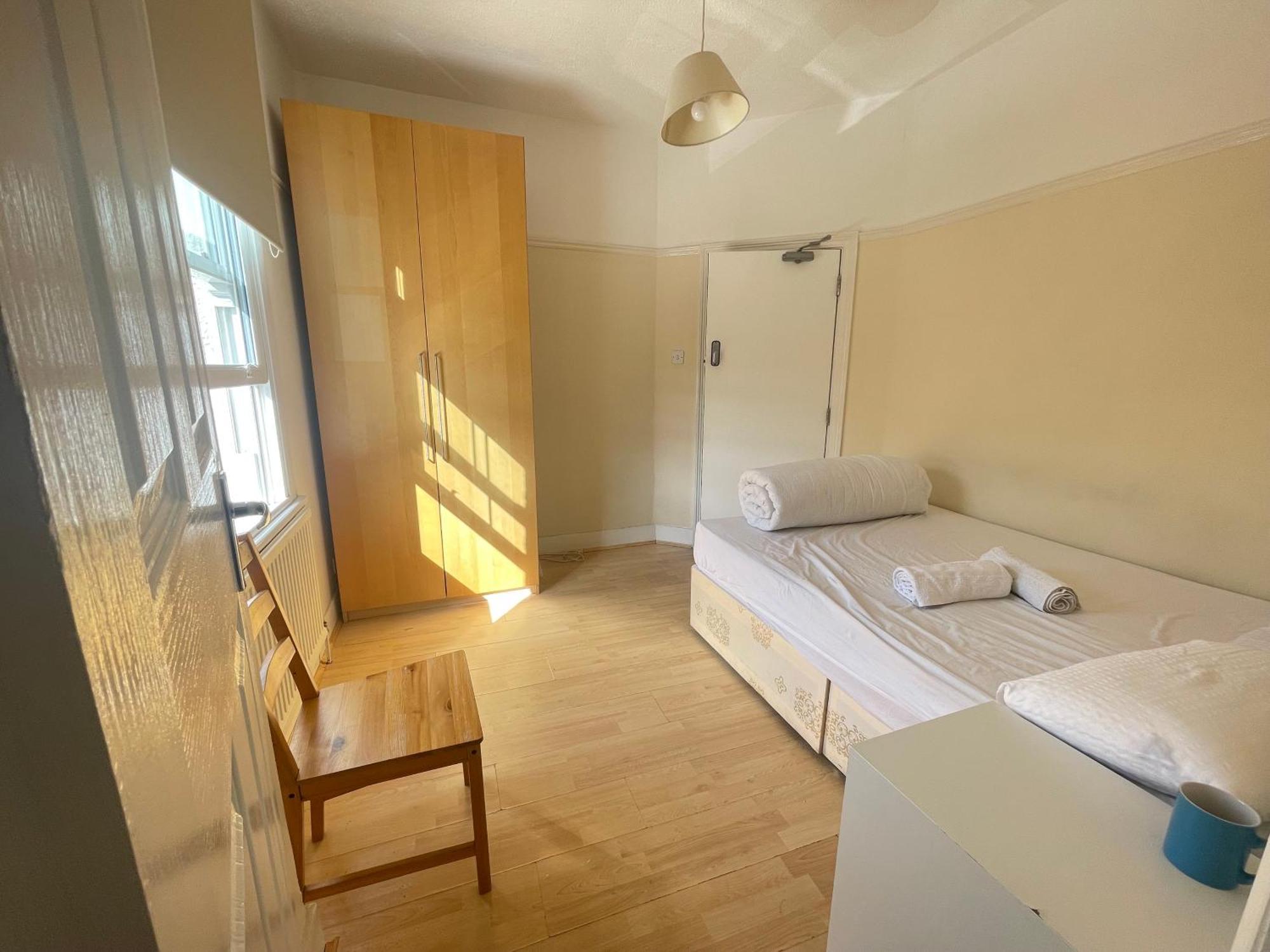Room With Private Bathroom And Shared Kitchen Лондон Екстериор снимка