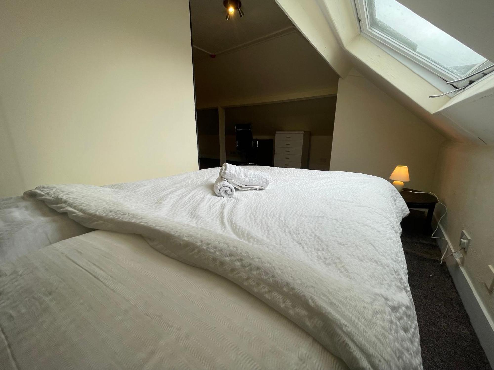 Room With Private Bathroom And Shared Kitchen Лондон Екстериор снимка