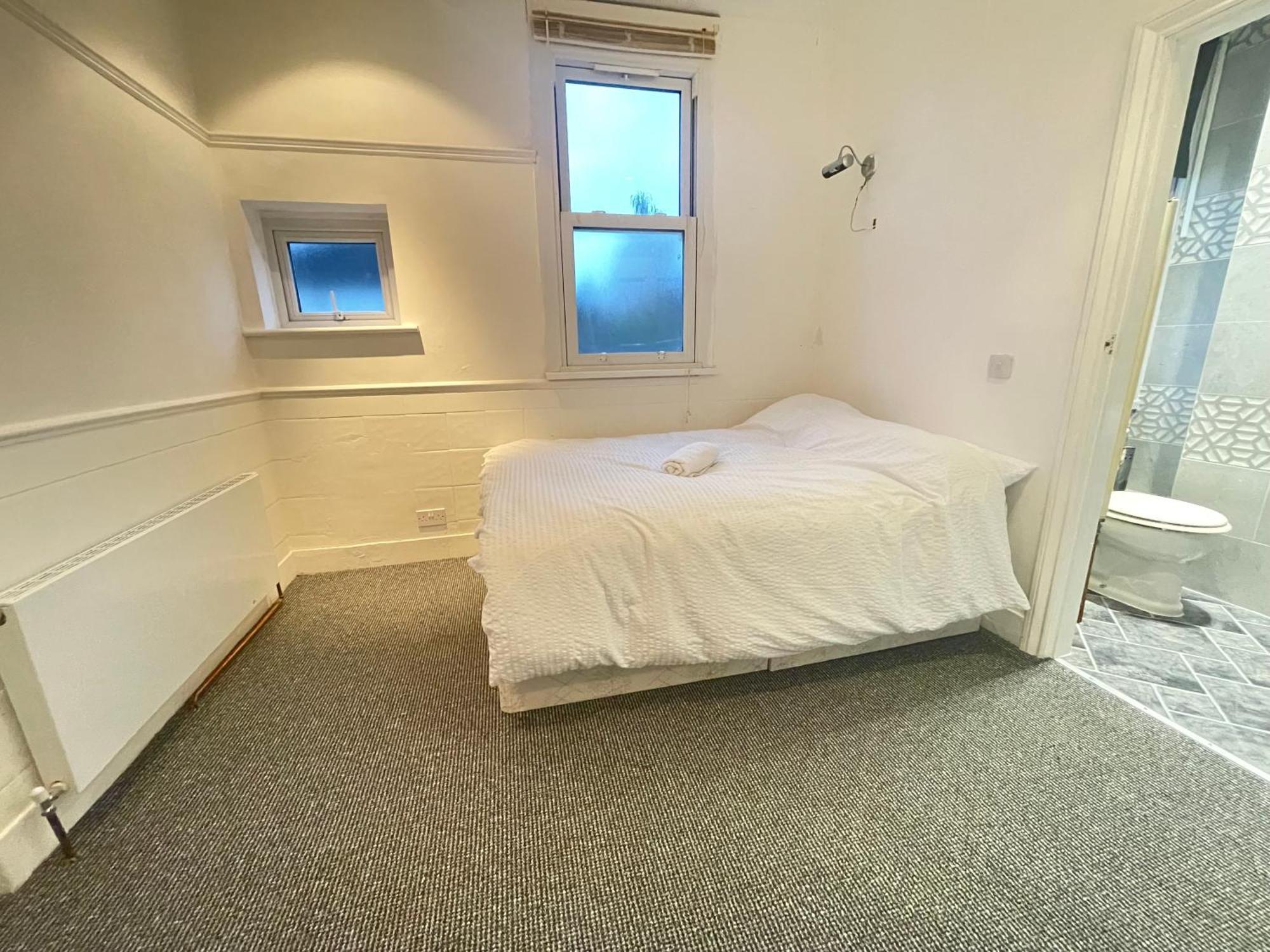 Room With Private Bathroom And Shared Kitchen Лондон Екстериор снимка