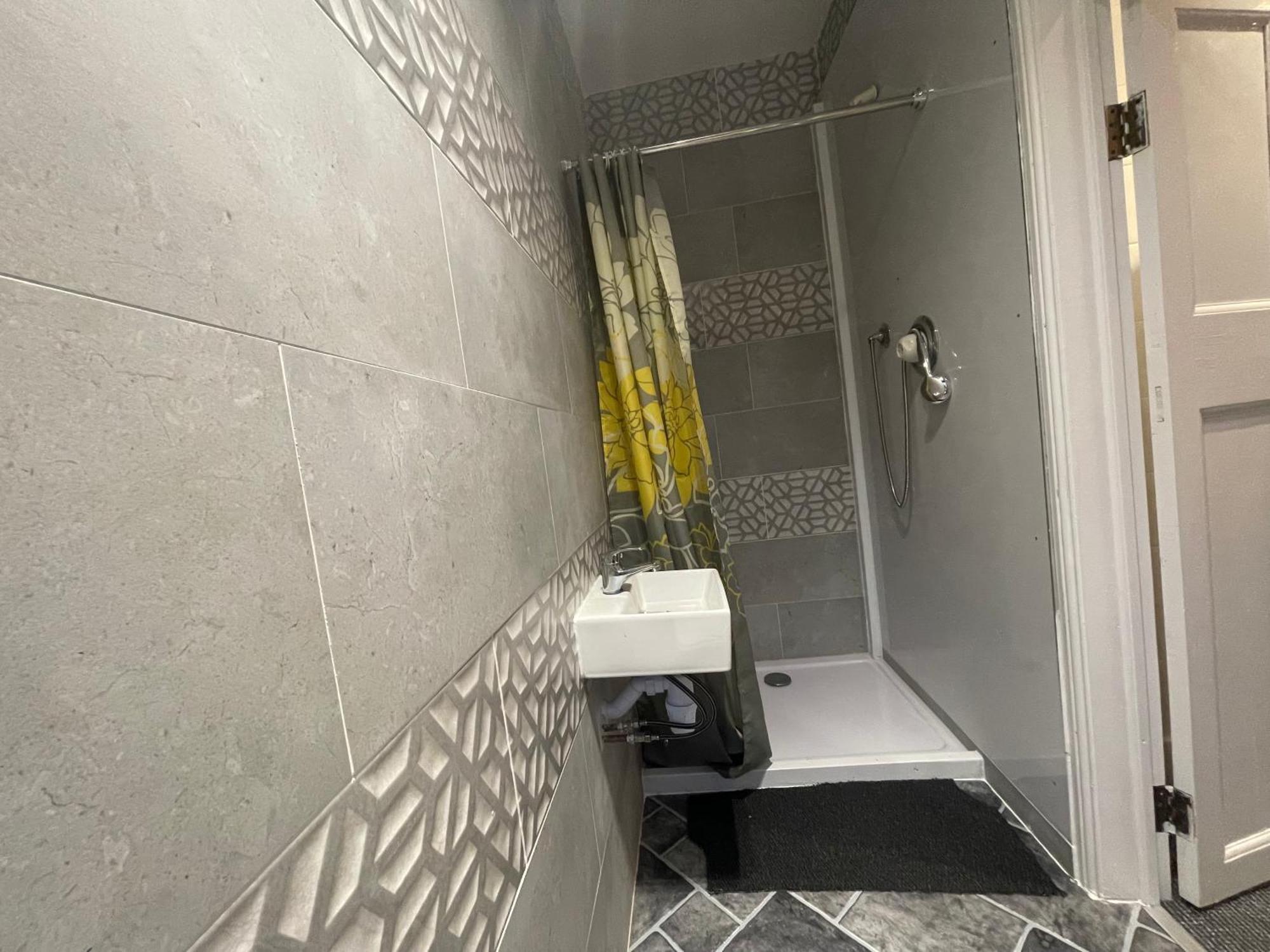 Room With Private Bathroom And Shared Kitchen Лондон Екстериор снимка