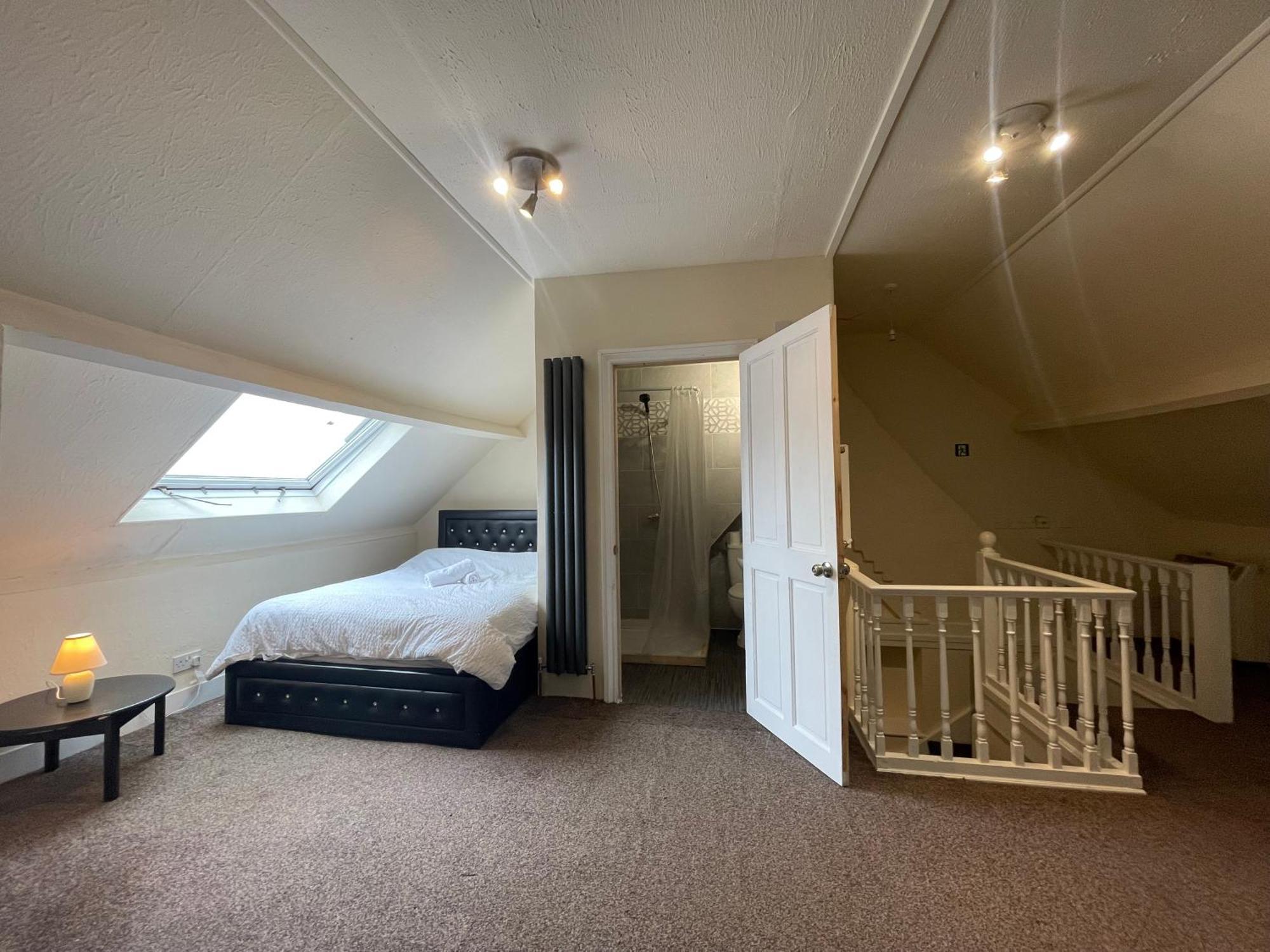 Room With Private Bathroom And Shared Kitchen Лондон Екстериор снимка