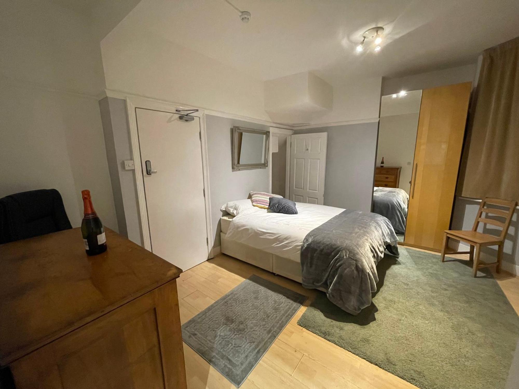 Room With Private Bathroom And Shared Kitchen Лондон Екстериор снимка