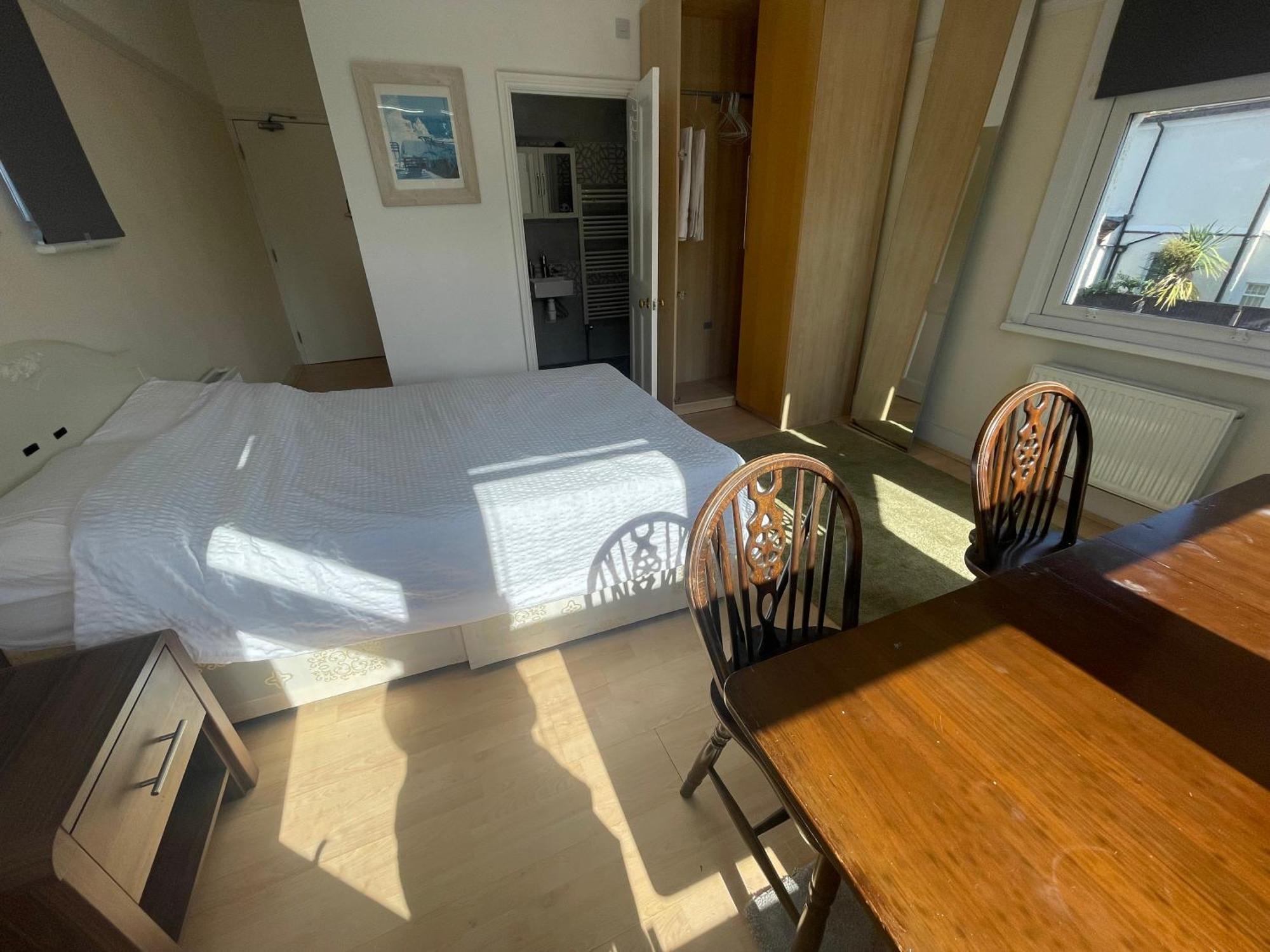 Room With Private Bathroom And Shared Kitchen Лондон Екстериор снимка