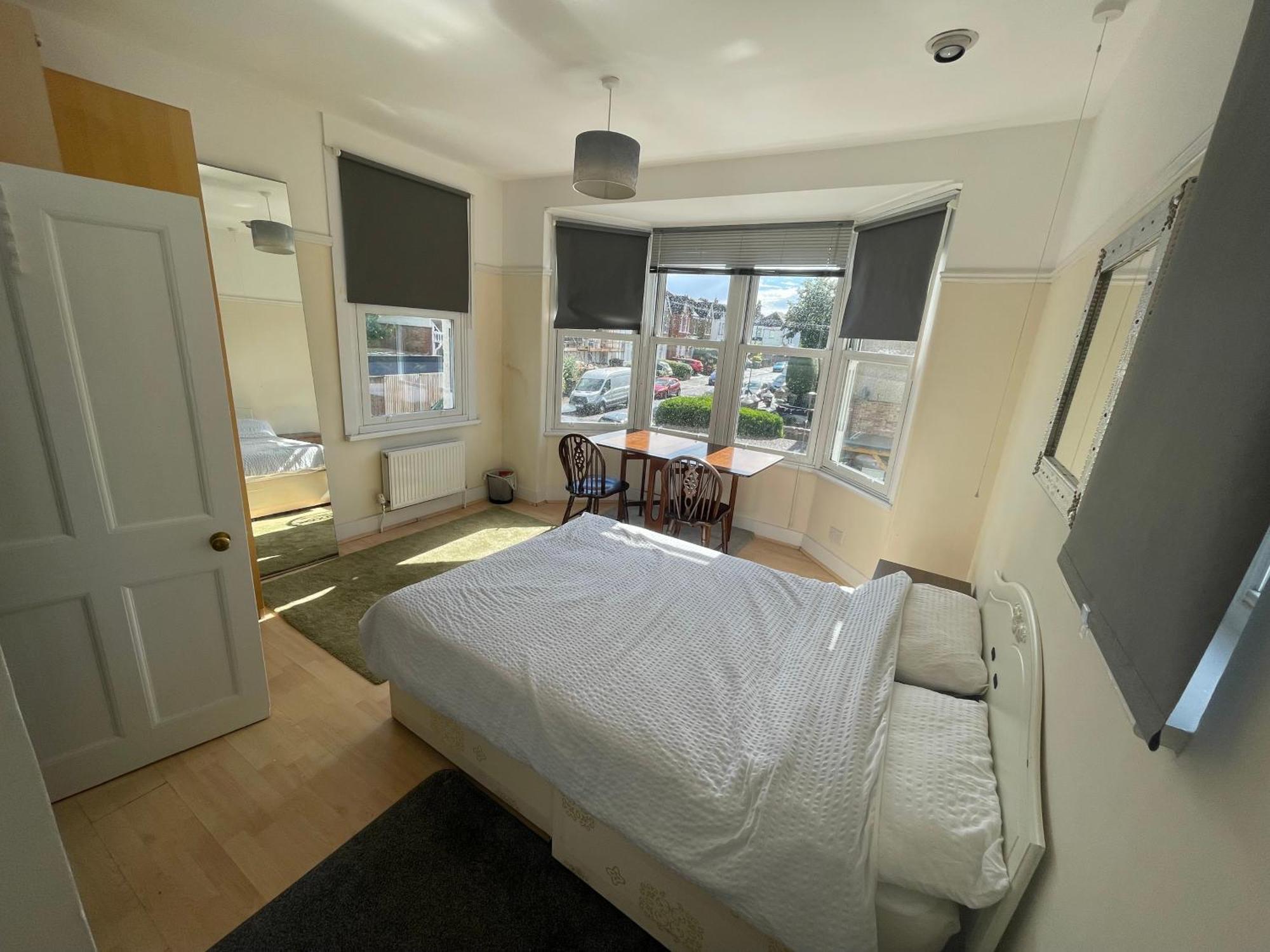 Room With Private Bathroom And Shared Kitchen Лондон Екстериор снимка