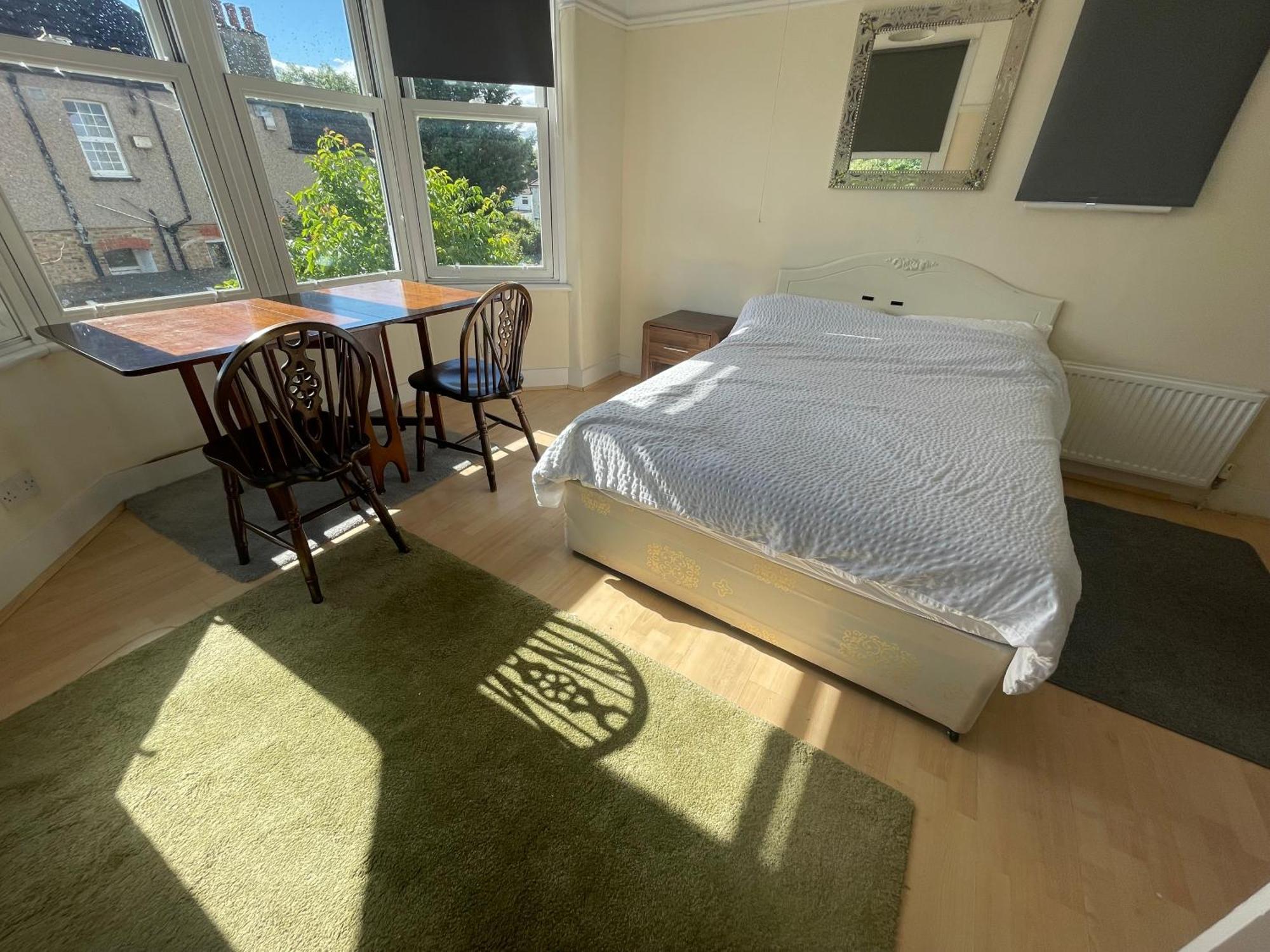 Room With Private Bathroom And Shared Kitchen Лондон Екстериор снимка
